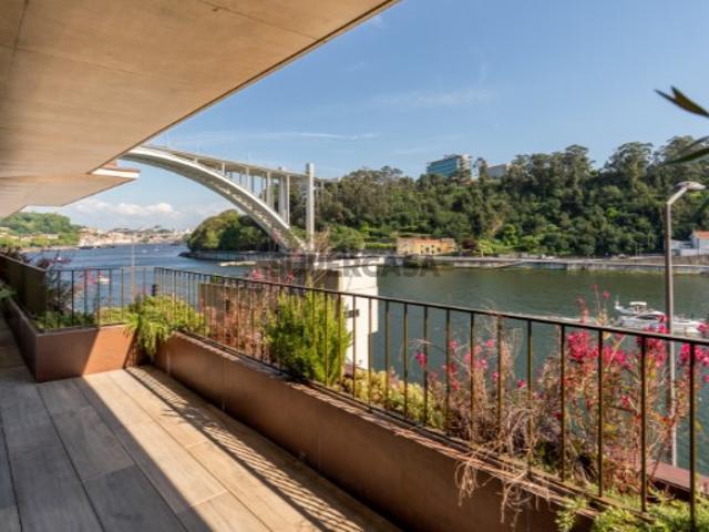 Apartamento T3 com estacionamento, em Massarelos, Porto
