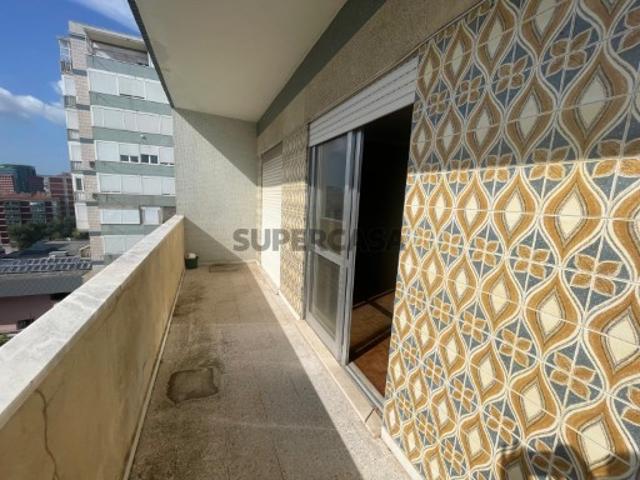 Apartamento T3 com Estacionamento em S. Domingos de Benfica