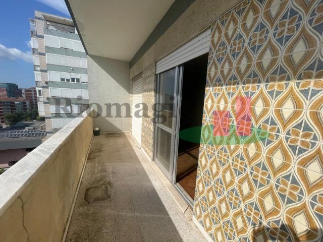 Apartamento T3 com Estacionamento em S. Domingos de Benfica