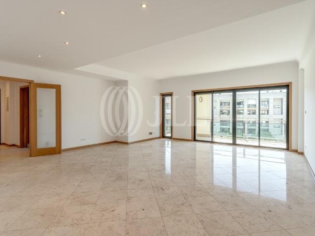 Apartamento T3 com estacionamento, no Villa Restelo, Lisboa 147m² Belém