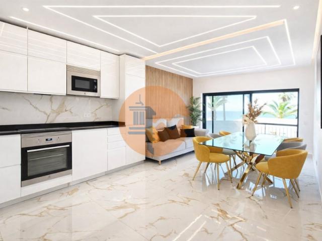 Apartamento T3, com estacionamento, na primeira linha de Quarteira