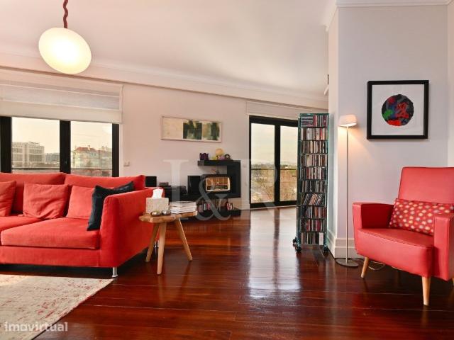 Apartamento T3 com estacionamento nas Avenidas Novas, Lisboa