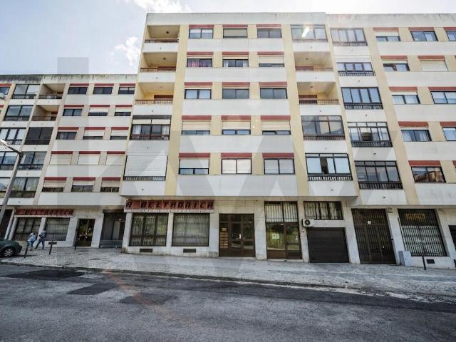 Apartamento T3 com estacionamento para Arrendamento · Benfica, Lisboa