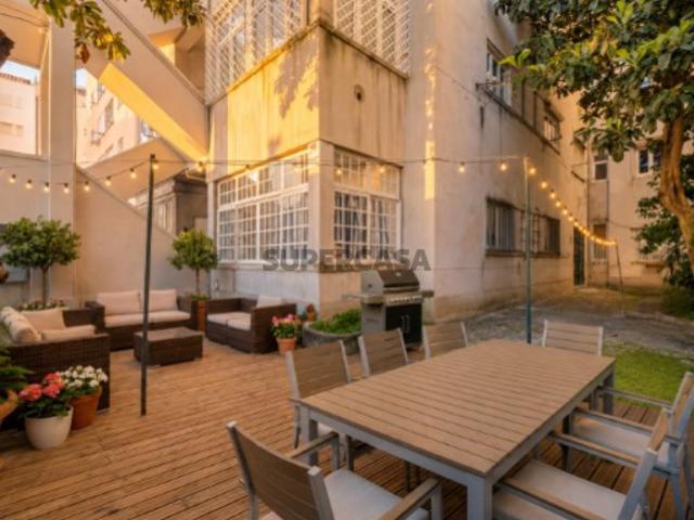 Apartamento T3 com Espaço Exterior e Estacionamento no Areeiro