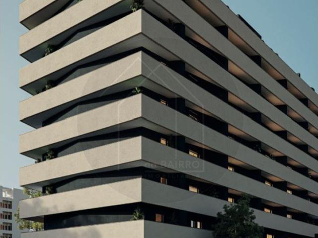 Apartamento T3 com espaço exterior 41m2 e garagem na Avª Fer. 137m² Campanhã