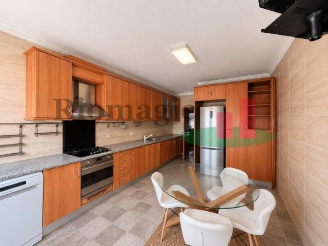 Apartamento T3 com Excelentes Áreas, Varandas e Garagem em Rio Maior