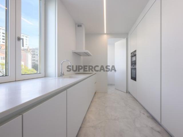 Apartamento T3 com jardim e estacionamento na Estrela