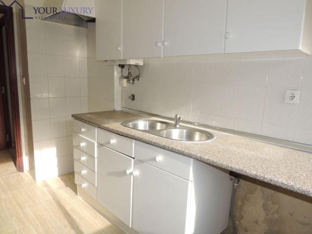 Apartamento T3 com obras de remodelação, bem localizado em L. 72m² Loures