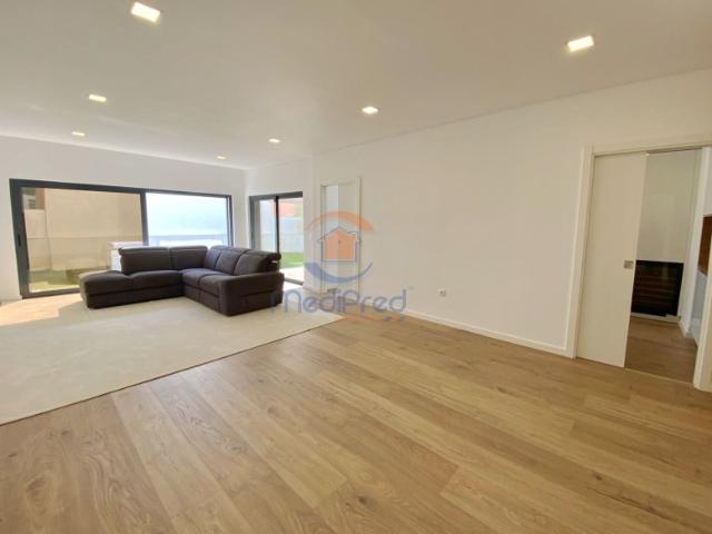 Apartamento T3 com Logradouro de 123 m2 | Condomínio Privado com Piscina Aquecida, Loures