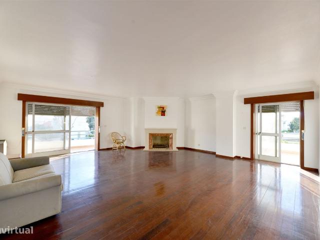 Apartamento T3 com lugar de garagem e arrecadao
