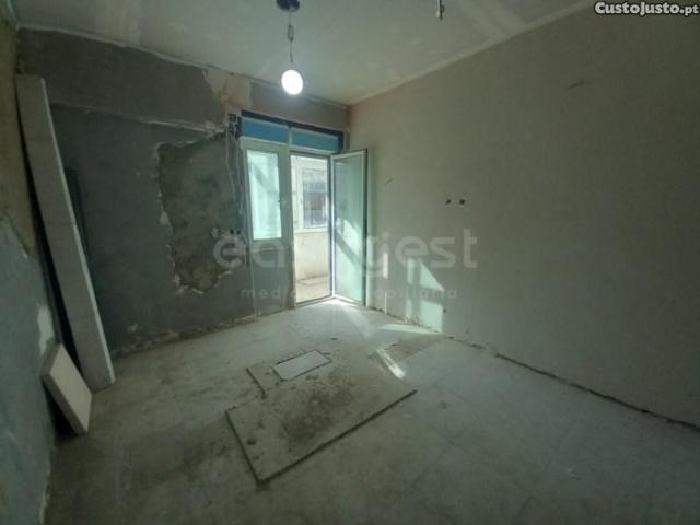 Apartamento T3 Com Marquise Localizada Nas