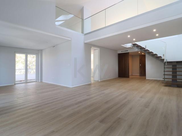 Apartamento T3 com Mezzanine com 3 Suites no Centro de Carca. 204m² Carcavelos e Parede
