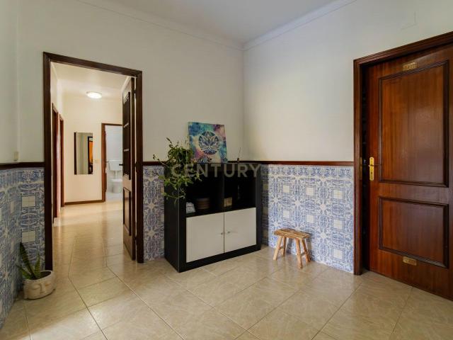 Apartamento T3 com Sótão Transformado em T1 | Vista Castelo de Leiria
