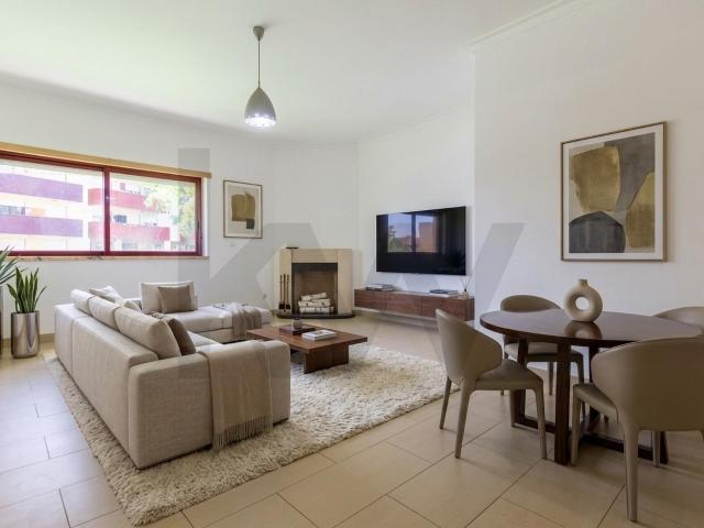 Apartamento T3 com Suite, Lareira, Estacionamento e Arrecadação | Paio Pires Seixal