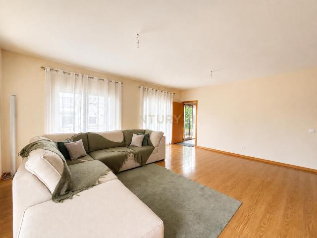 Apartamento T3 com Suite, Terraço e Garagem Fechada | Telheiro, Leiria