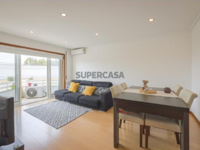 Apartamento T3 com Suíte, Terraço, Garagem e Dois Arrumos