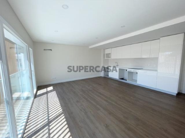 Apartamento T3 com parqueamento e varanda Costa de Caparica