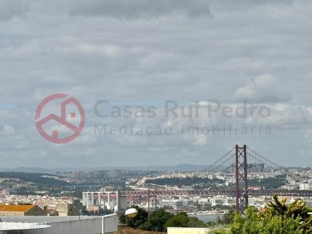 Apartamento T3 com parqueamento e vista para o Rio Tejo