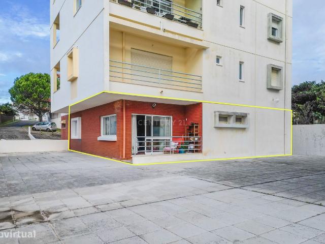 Apartamento T3 com parqueamento, em condomnio fechado com piscina, na