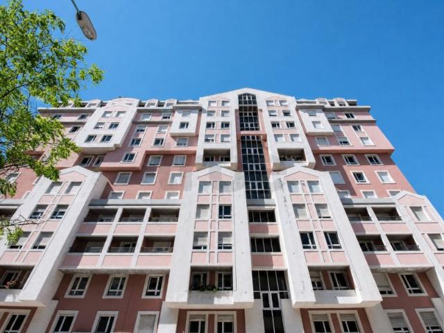 Apartamento T3 com Piscina Aquecida e Lugar de Estacionamento no Parque dos Príncipes, Telheiras, Lisboa