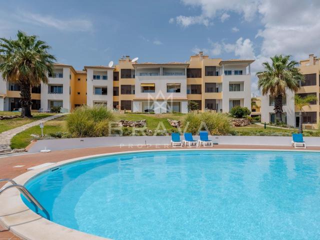 Apartamento T3 com piscina, dois lugares de garagem e arrecadação em Vilamoura