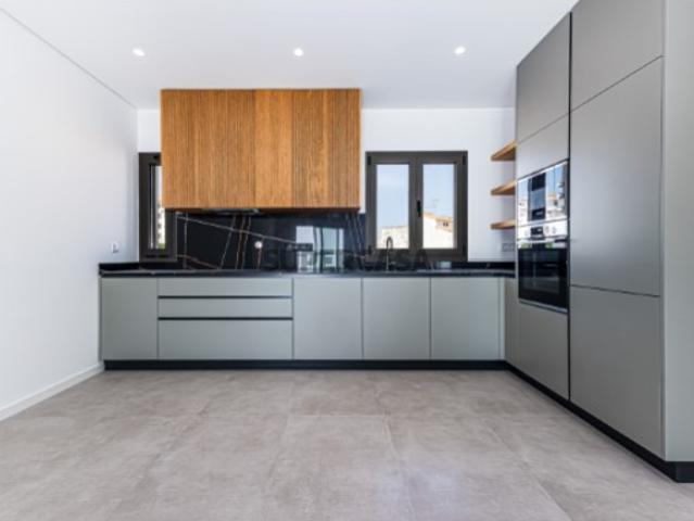 Apartamento T3 com piscina, dois lugares de garagem e vista mar