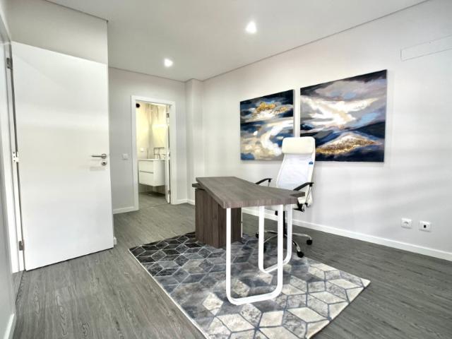 Apartamento T3 com piscina e arrecadação em Olhão