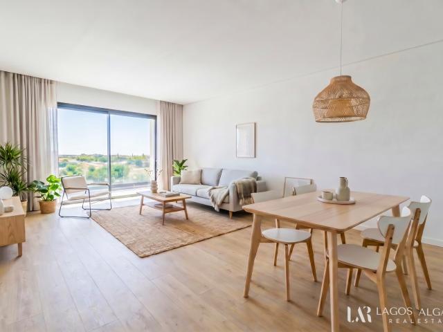 Apartamento T3 com piscina e garagem, a poucos passos da praia da Meia Praia