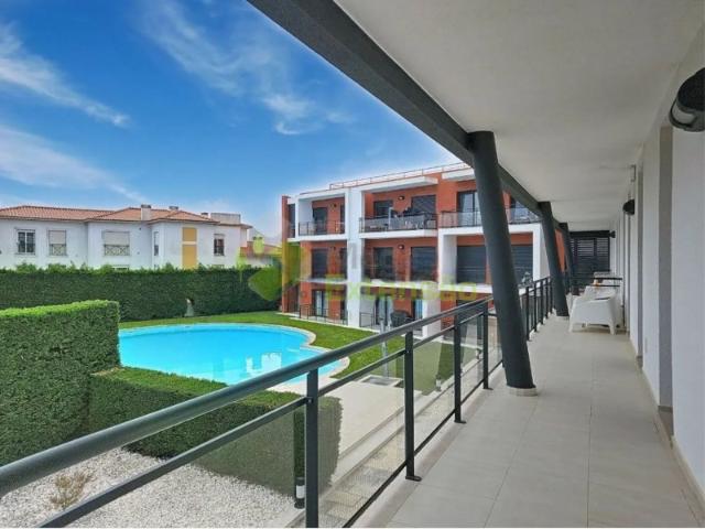 Apartamento T3, com Piscina e Garagem Fechada, a 5 Minutos das Praias de Porto Dinheiro e Valmitão