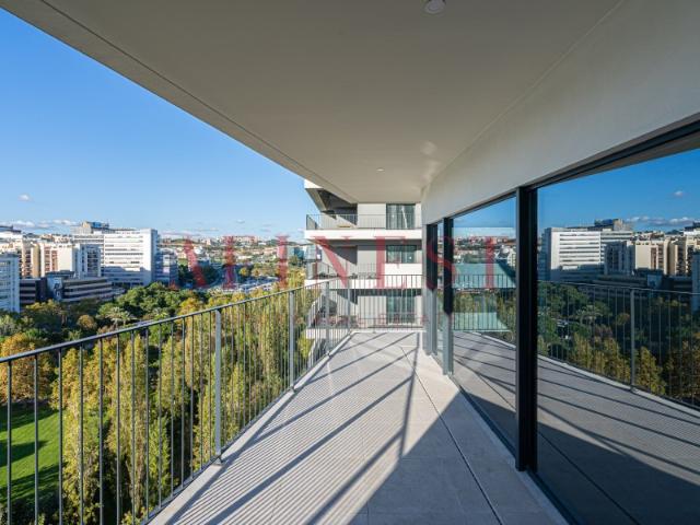 APARTAMENTO T3 COM PISCINA E GINÁSIO EM ALGÉS / MIRAFLORES