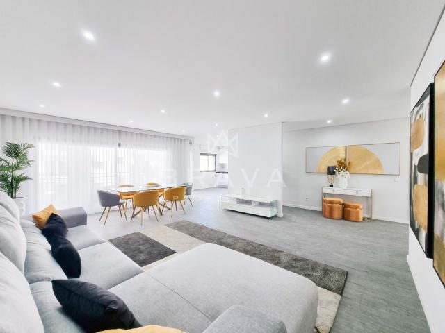 Apartamento T3 com piscina, jardim e estacionamento em Olhão | Nova Construção