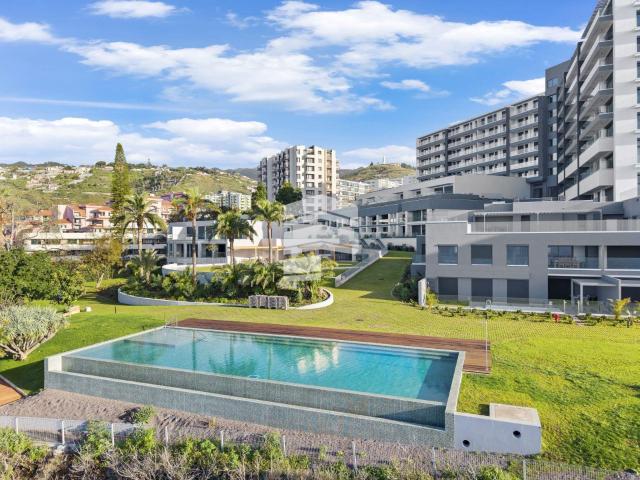 Apartamento T3 com piscina privativa e 65.8m2 terraço Mobi. 130m² São Martinho