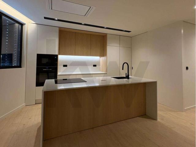 Apartamento T3 com quatro frentes | Piso Exclusivo | Box duas viaturas | Gondomar