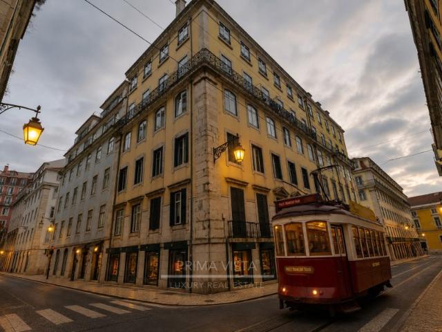 Apartamento T3 com Tetos Altos, Arrecadação, Santa Maria Maior, Lisboa