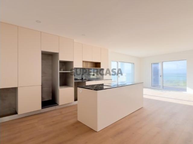 Apartamento T3 com terraço a 200 metros da praia de Santa Cruz com vista MAR NOVO