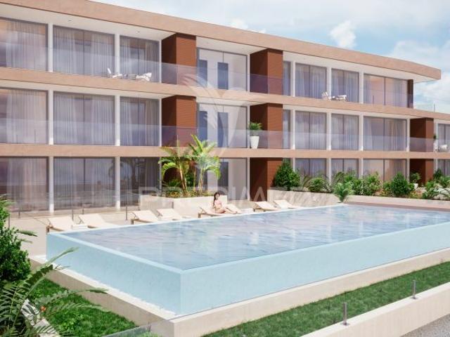 Apartamento T3 com terraço amplo e piscina privada