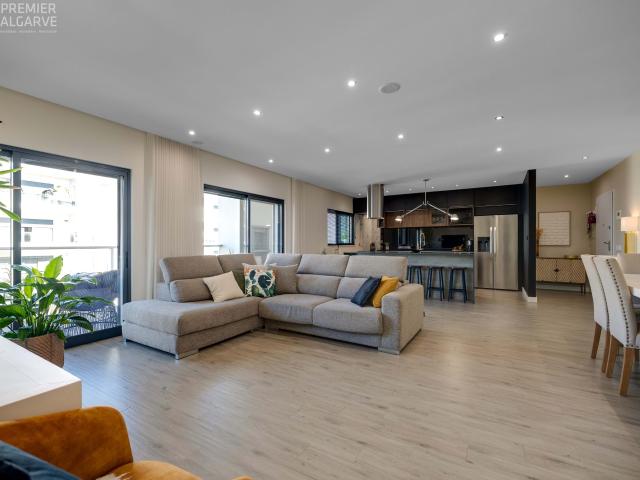 Apartamento T3 com Terraço de 40 m² e Piscina em Faro