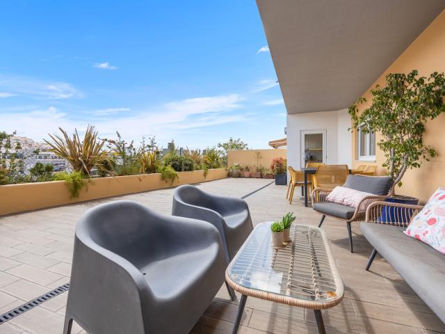 Apartamento T3 com Terraço de cerca de 70m2 e 2 lugares de estacionamento junto a Miraflores