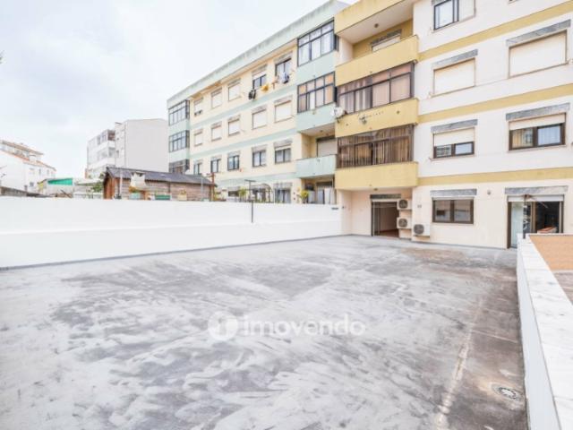 Apartamento T3, com terraço e arrecadação, em Mem Martins