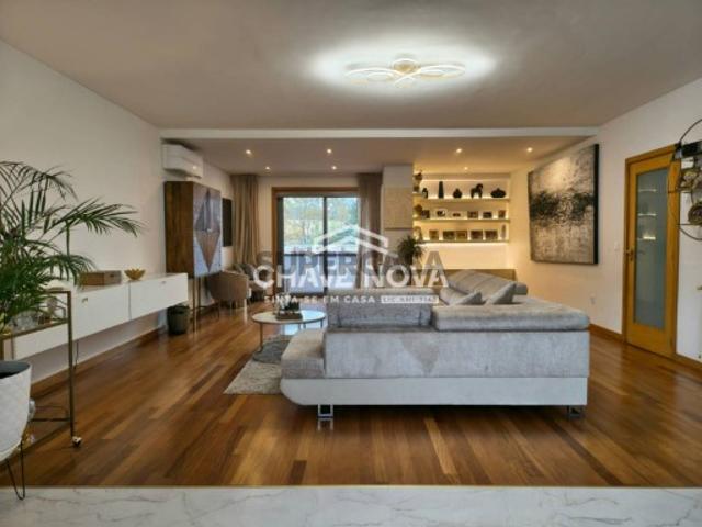 Apartamento T3, com terraço e box 4 carros situado em Campo Valongo
