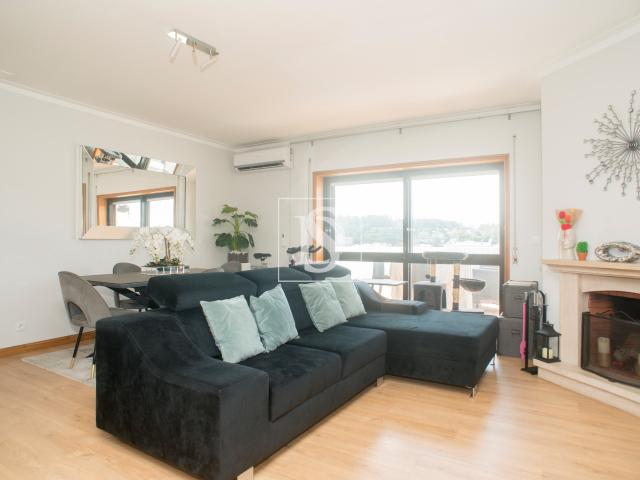 Apartamento T3 com terraço e box em Canelas, Vila Nova de Gaia