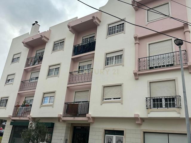Apartamento T3 com terraço e garagem fechada para Arrendamento – Encosta do Sol