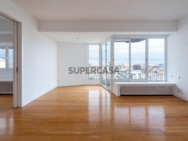 Apartamento T3 com terraço e vista Rio em Lisboa