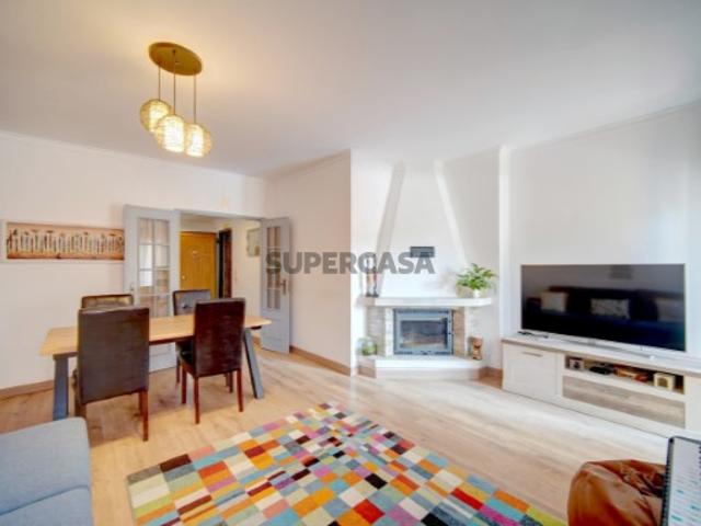 Apartamento T3 com Terraço em Carnaxide