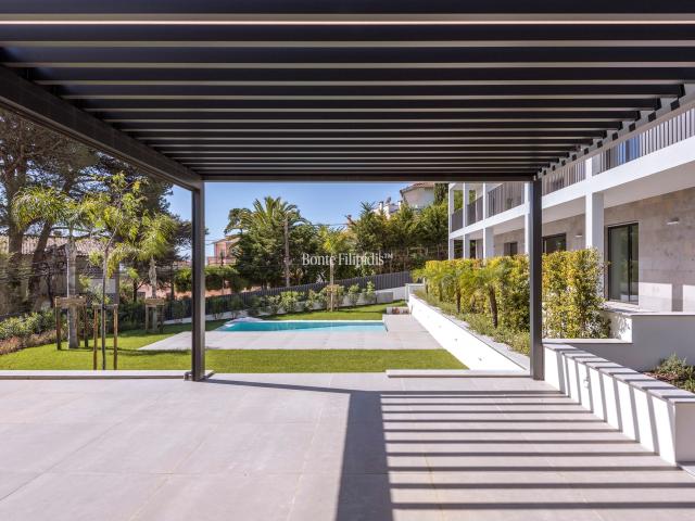 Apartamento T3 com terraço, em condomínio com jardim e piscina no Monte Estoril