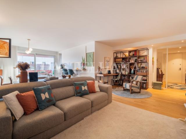 Apartamento T3 com terraço, em condomínio fechado, no Porto Porto