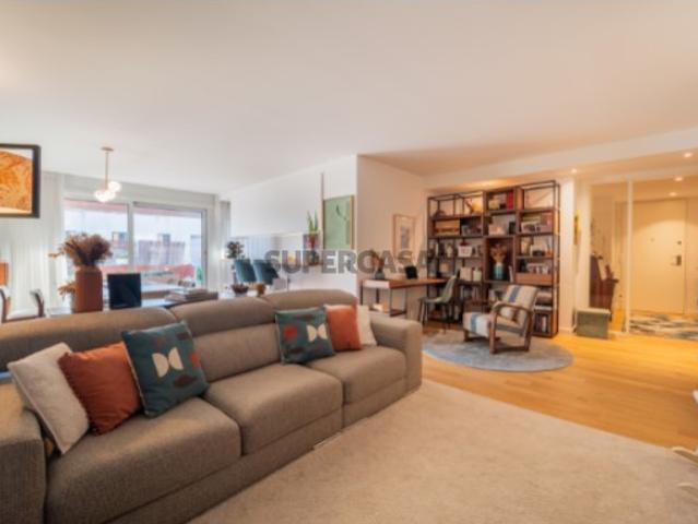 Apartamento T3 com terraço, em condomínio fechado, no Porto Porto