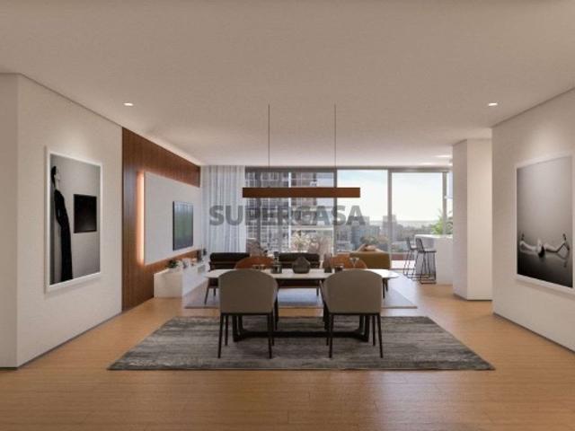 Apartamento T3 com terraço entre Monsanto e Miraflores