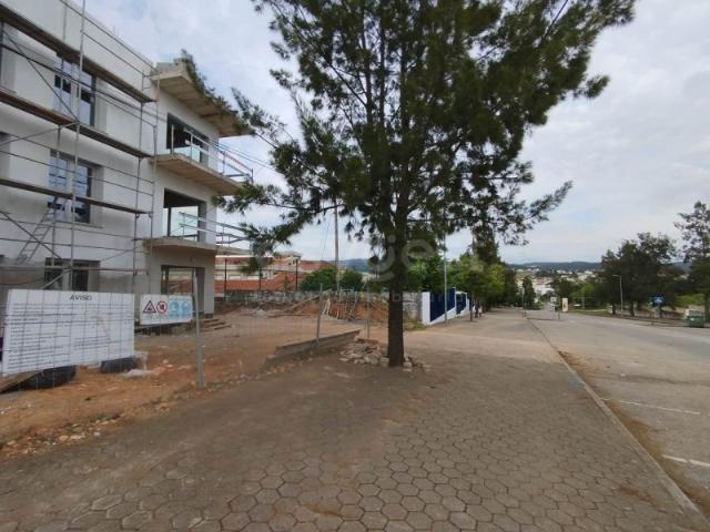 Apartamento T3 com terraço, jardim e garagem situado em Lordemão, Coimbra