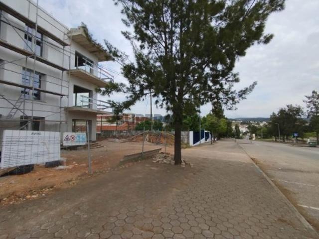 Apartamento T3 com terraço, jardim e garagem situado em Lordemão, Coimbra